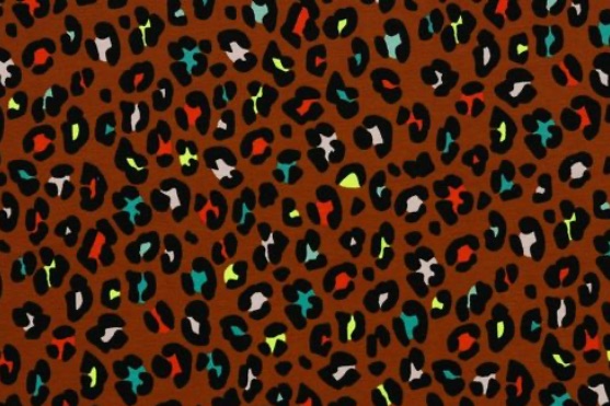 Animal print neon sobre fondo teja