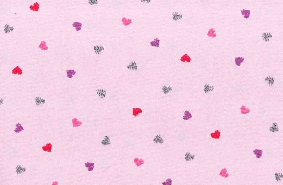 Corazones con brillos sobre rosa