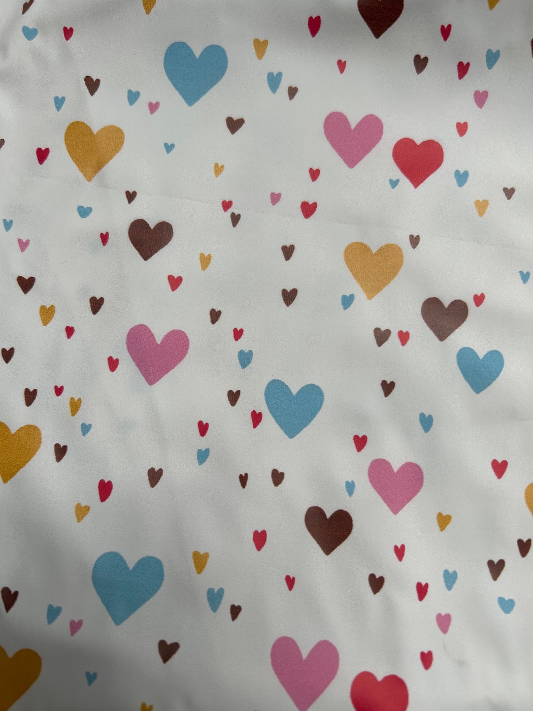 Corazones sobre blanco roto