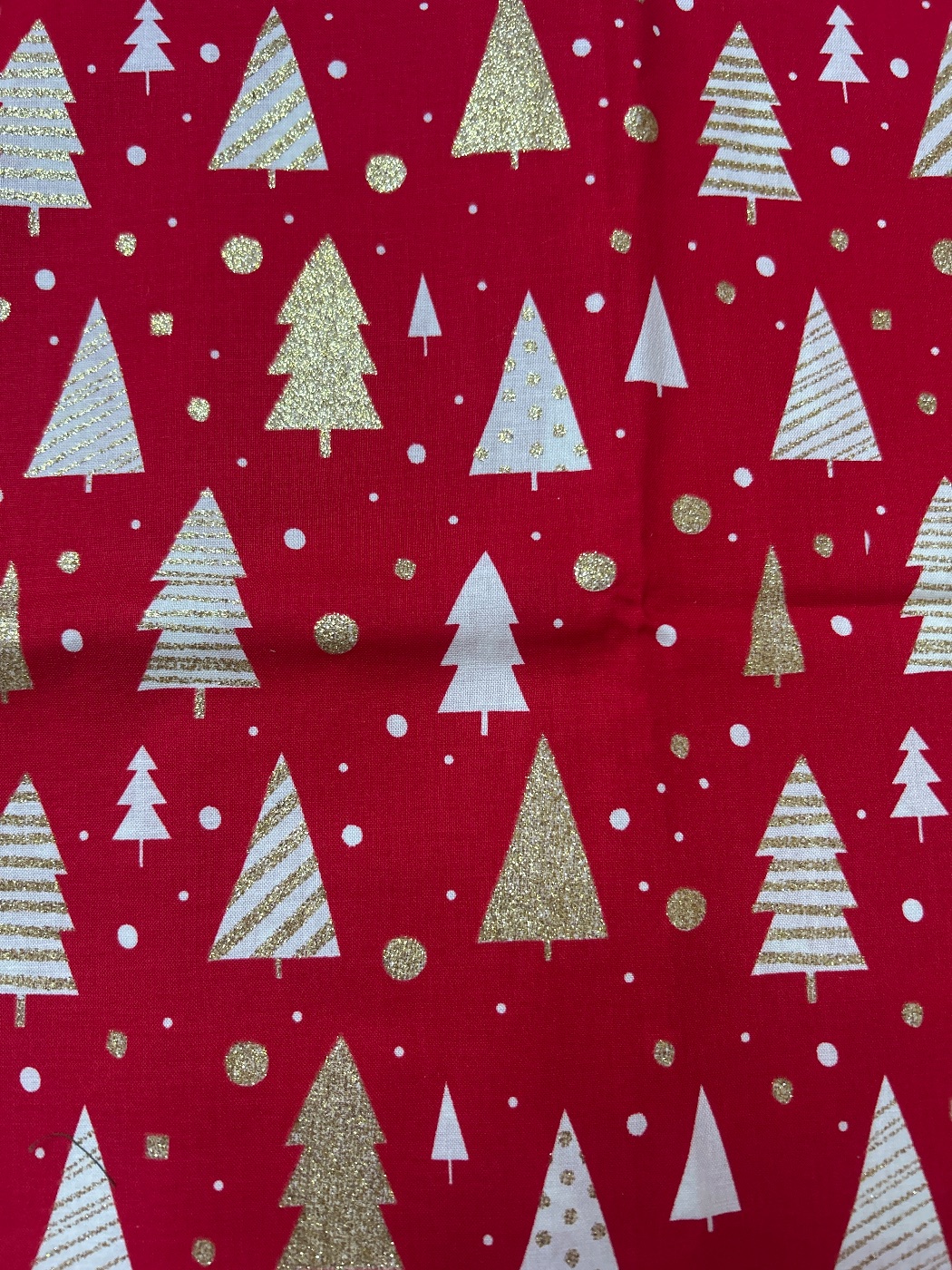 Árbol de navidad dorado (purpurina) y blanco sobre fondo rojo