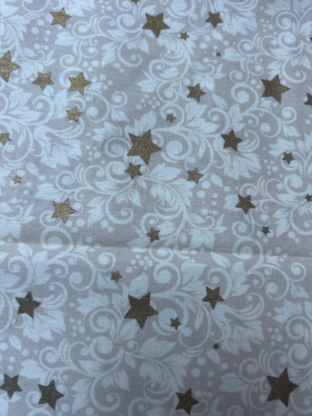 Estrellas doradas sobre fondo floral beige