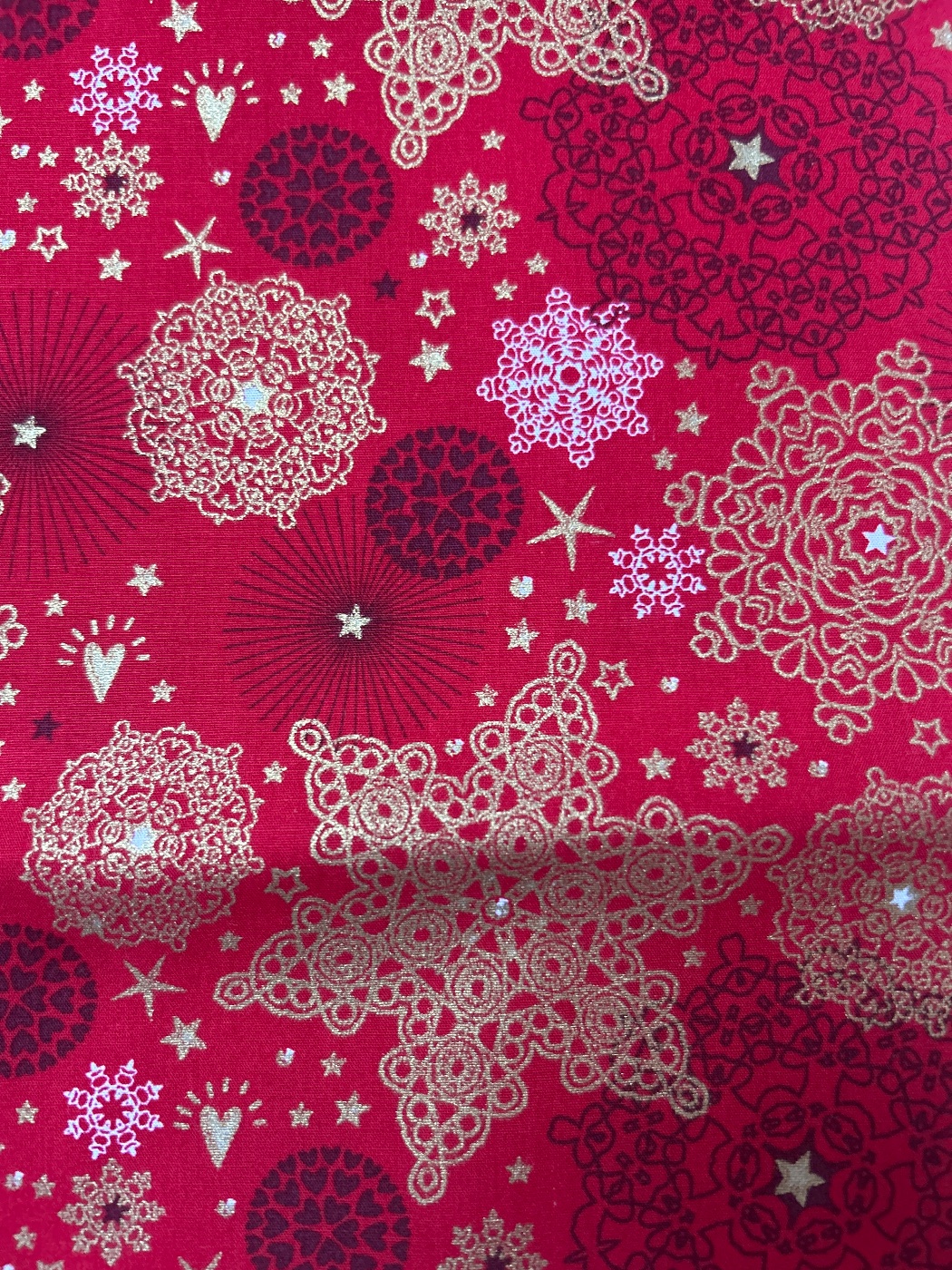 Copos y flores dorados sobre fondo rojo